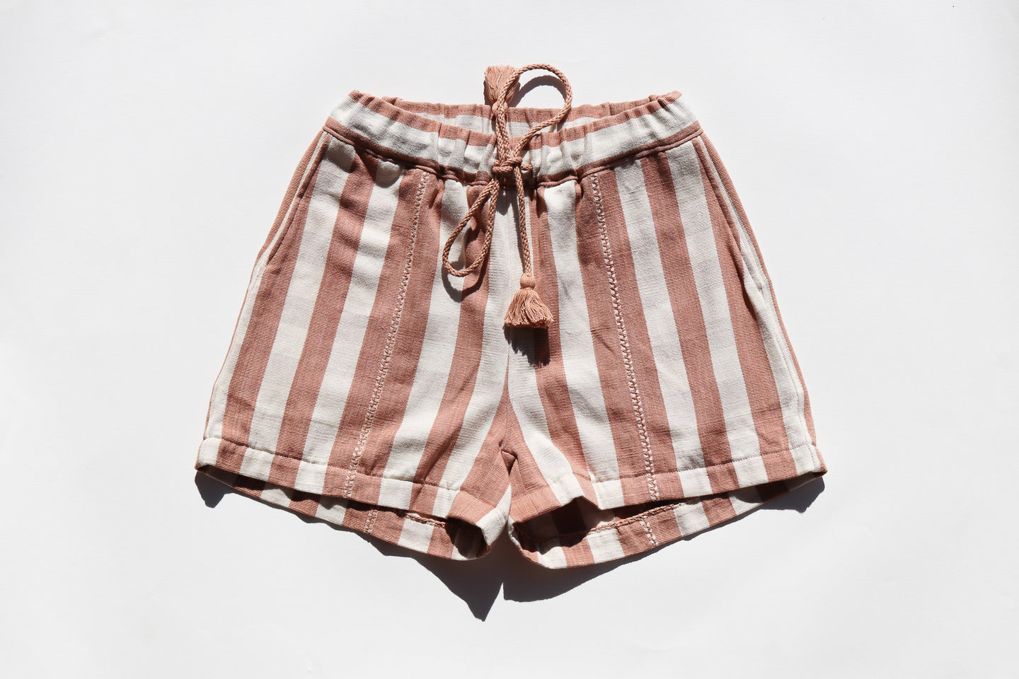 HANDWOVEN SHORTS IN BEIGE GINGHAM